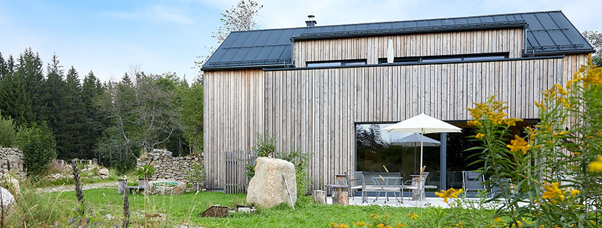 Holzfassade mit Holz-Alu Fenster in anthrazit