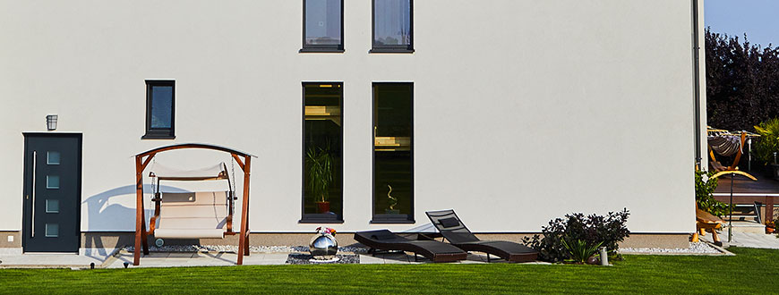 Aussenansicht mit Holz-Alu Fenster und einer Nebeneingangstür