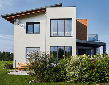 Modernes Haus mit Holz-Alu Fenster in anthrazit und Fichte