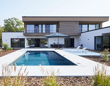 Haus mit Pool und großene Fensterelementen