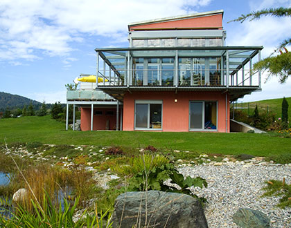 Haus mit Wintergarten von der Außenansicht