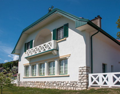 Haus mit Fensterladen in grün