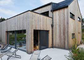 Holz-Alu Fenster in grau mit moderner Holzfassade